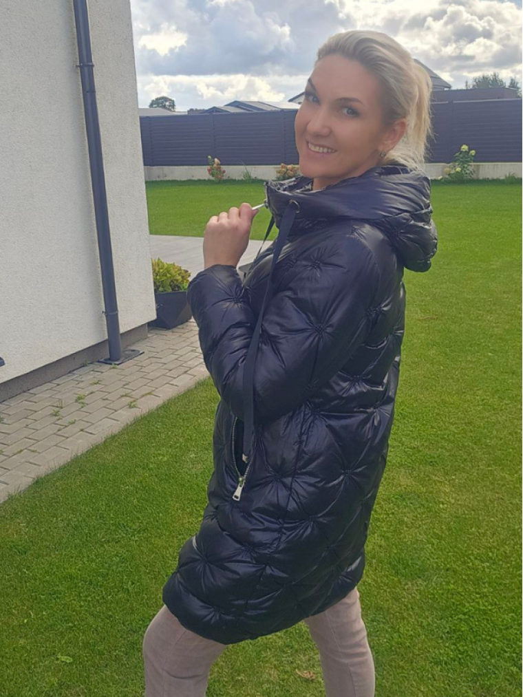 Itališka pūkinė striukė su kapišonu – juoda